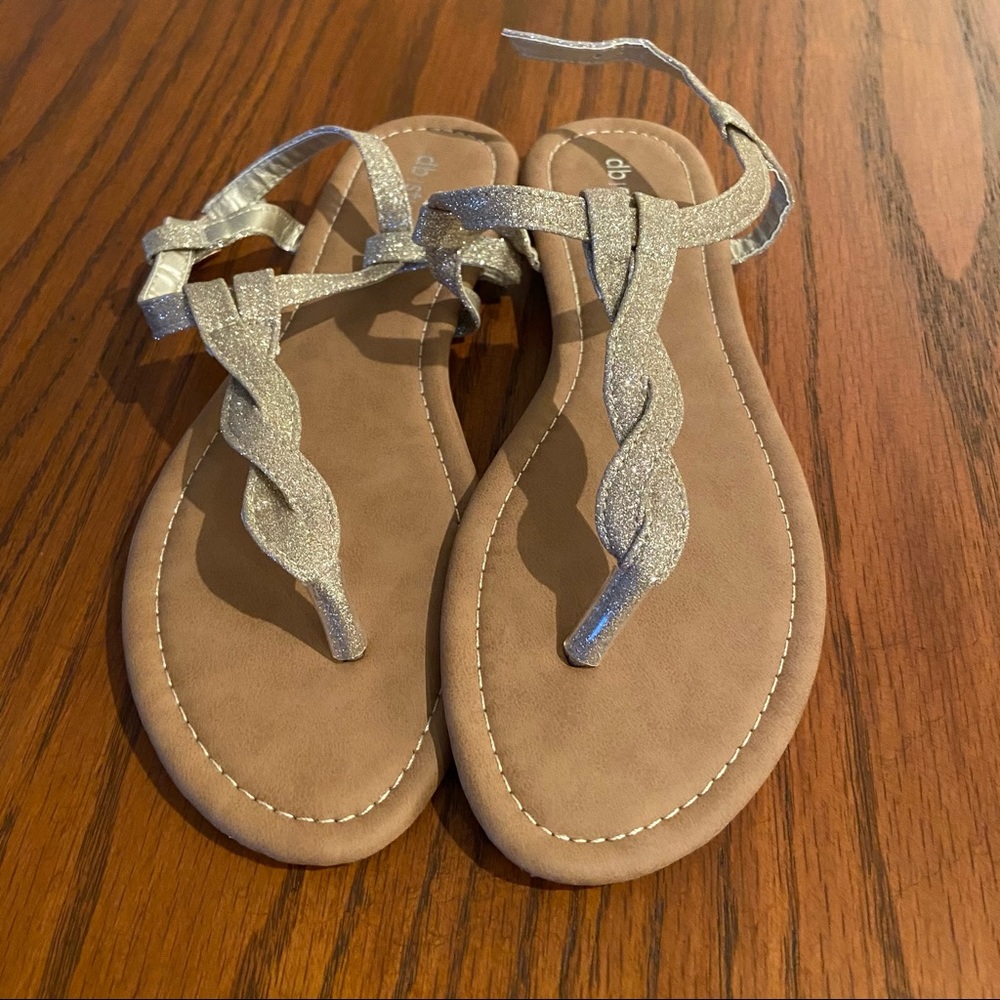 NWOT Metallic Twist T-Strap Flat Ankle Sandals